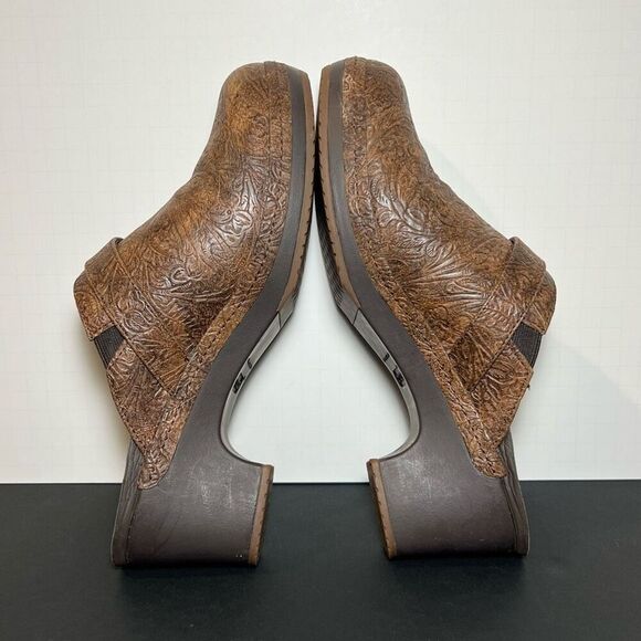 Womens CROCS Sarah Brown Tooled Leather Slip On Clogs / Size 11 - Picture 6 of 8